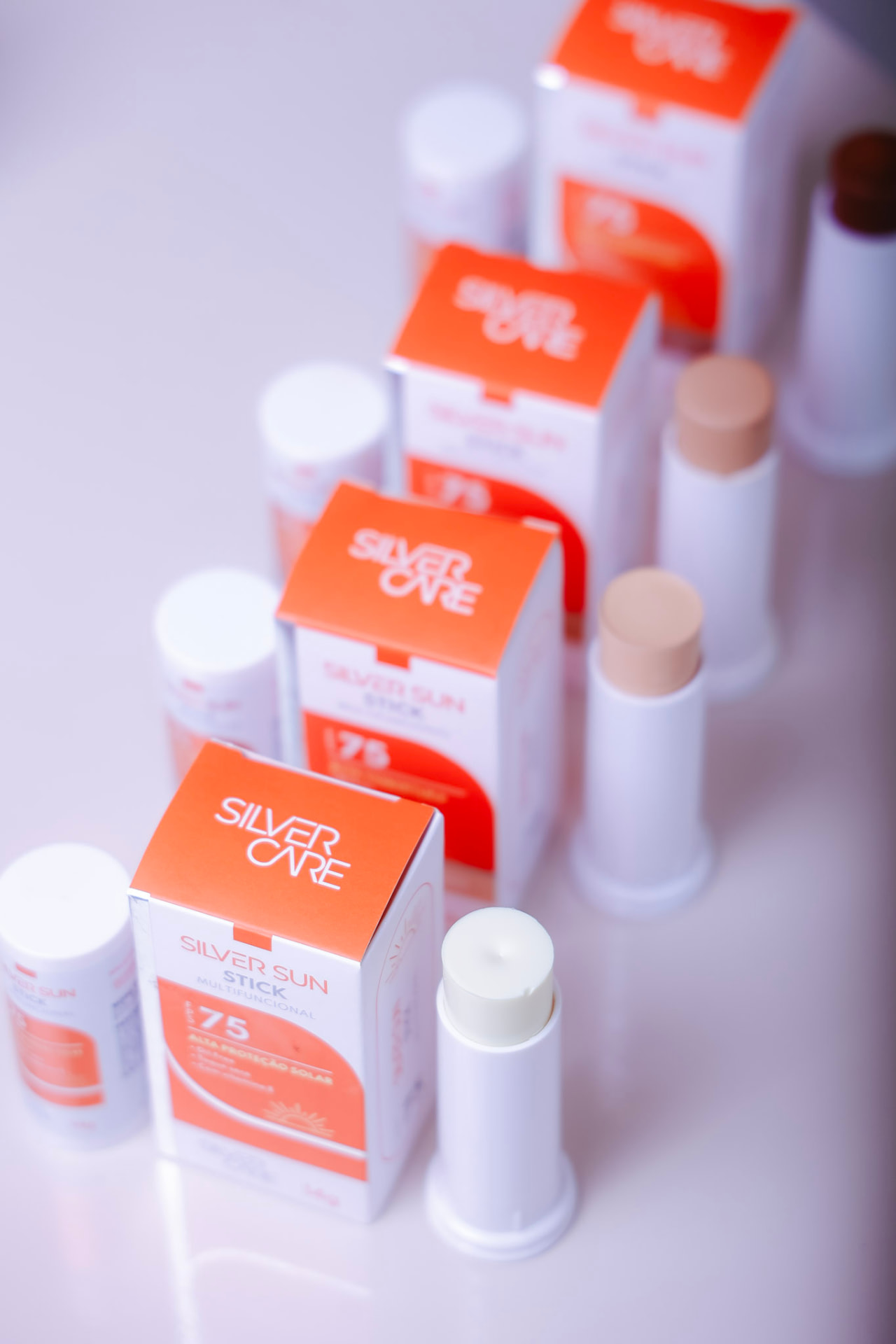 Produtos Silver Sun Stick FPS 75 da Silver Care alinhados